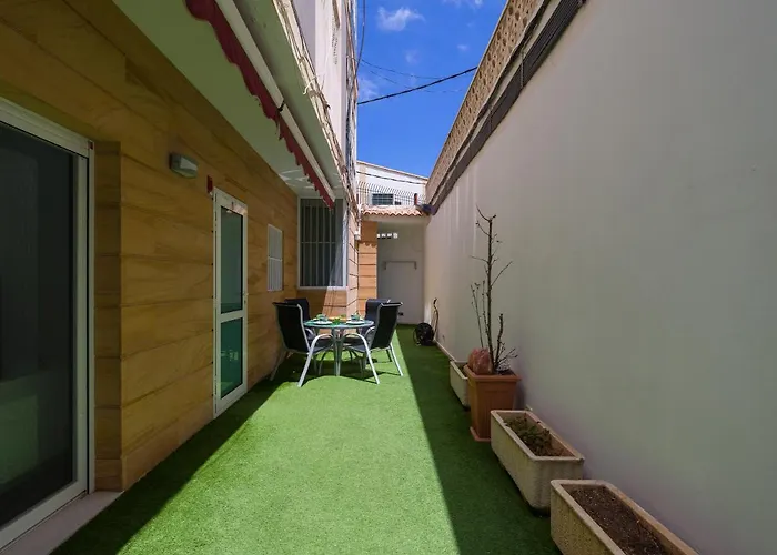 Family Ciudad Jardin Apartment